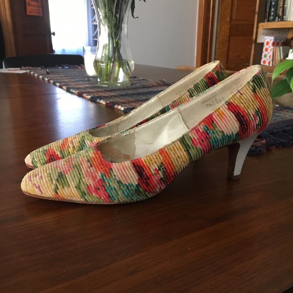 GORGEOUS UNIQUE VINTAGE FLOWER PUMPS